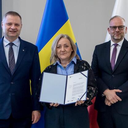 Trzech członków zarządu województwa Śląskiego podczas ceremonii związanych z Rozwojem Lokalnym Kierowanym przez Społeczność. (wygenerowano przez AI)