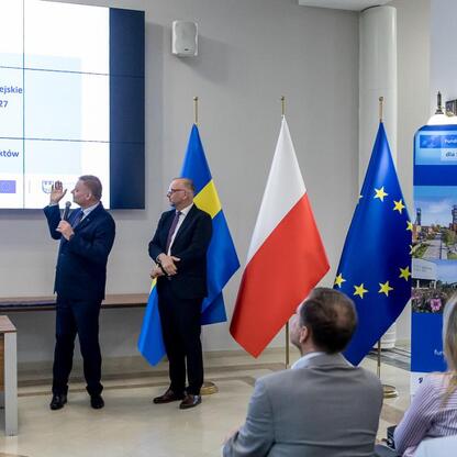 Rafał Adamczyk, członek zarządu województwa śląskiego, prezentuje informacje o programie finansowym dla lokalnych inicjatyw. (wygenerowano przez AI)