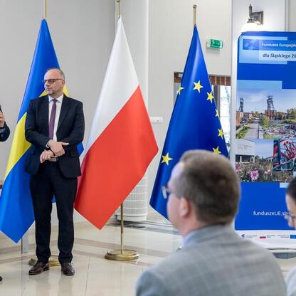 Rafał Adamczyk, członek zarządu województwa śląskiego, prezentuje projekty fundowane przez Europejski Fundusz Społeczny Plus (EFS+) dla Silesia 2021-2027. (wygenerowano przez AI)