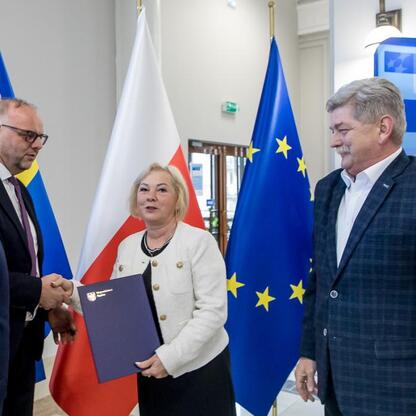 Formalne spotkanie w Sali Konferencyjnej Województwa Śląskiego, gdzie przedstawiciele z Europy i lokalnych władz podpisują umowy o finansowanie projektów dla regionu. (wygenerowano przez AI)