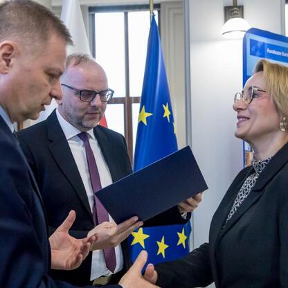 Rafał Adamczyk, Marcin Ryś i Joanna Pasierbek-Konieczny omawiają projekty RLKS w Śląsku. (wygenerowano przez AI)