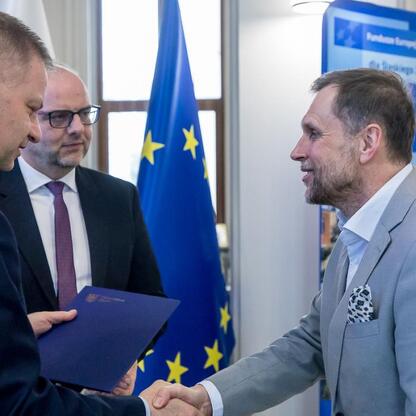 Rafał Adamczyk (Członek Zarządu Województwa Śląskiego) i Marcin Ryś podczas spotkania w ramach programu Rozwój Lokalny Kierowany przez Społeczność (RLKS) w Śląskim Voivodztwie. (wygenerowano przez AI)
