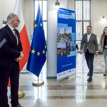 Członek Zarządu Województwa Rafał Adamczyk omawia projekty funduszy europejskich dla Śląska 2021-2027. (wygenerowano przez AI)