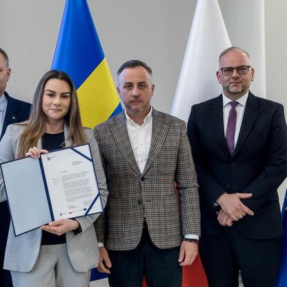 Członkowie Zarządu Województwa Śląskiego podczas ceremonii zakończenia projektu RLKS, Śląskie Voivodztwo. (wygenerowano przez AI)