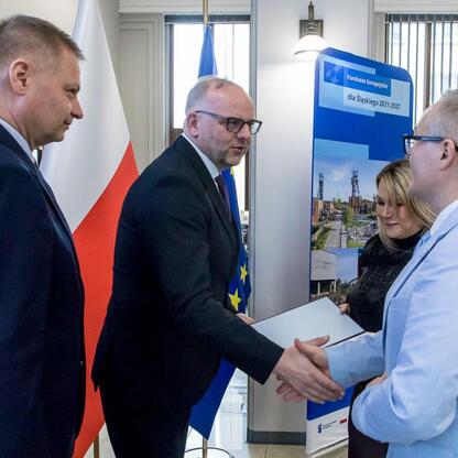 Rafał Adamczyk, członek zarządu województwa śląskiego, podczas spotkania w ramach programu Rozwój Lokalny Kierowany przez Społeczność (RLKS). (wygenerowano przez AI)