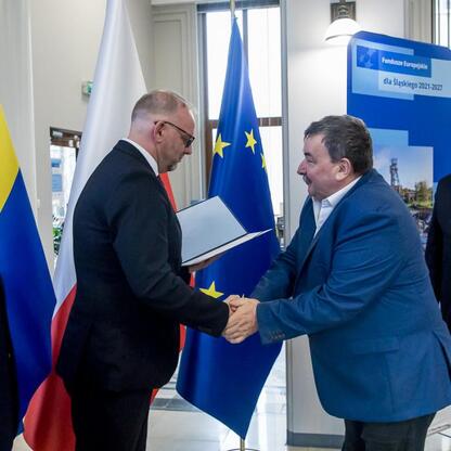 Członek Zarządu Województwa Rafał Adamczyk koordynuje formalne spotkanie w Słonecznym Śląsku, wspierając projekty edukacyjne i społeczne finansowane z Europejskiego Funduszu Społecznego Plus. (wygenerowano przez AI)