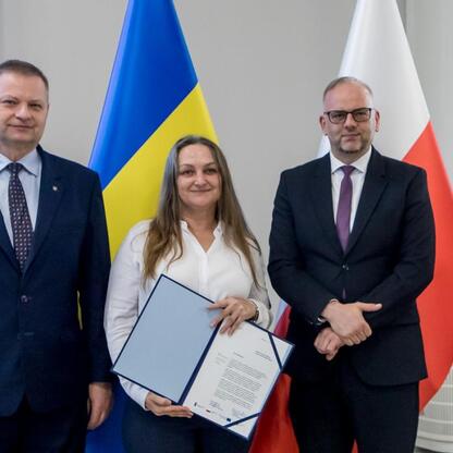 Trzech przedstawicieli zarządu w formalnej odzieży podczas ceremonii podpisania dokumentu RLKS w Województwie Śląskim. (wygenerowano przez AI)