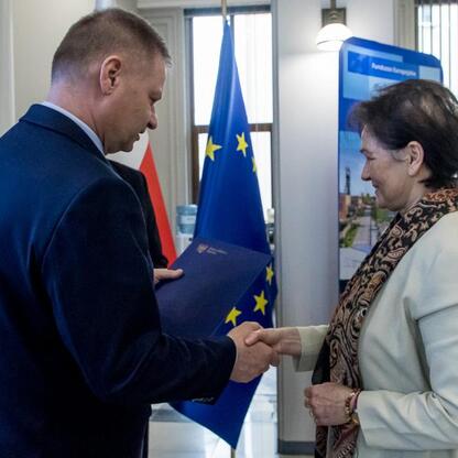 Rafał Adamczyk (Członek Zarządu Województwa Śląskiego) i Marcin Ryś (nieznany) podczas spotkania w ramach programu Rozwój Lokalny Kierowany przez Społeczność (RLKS) w Śląskim Voivodztwie. (wygenerowano przez AI)