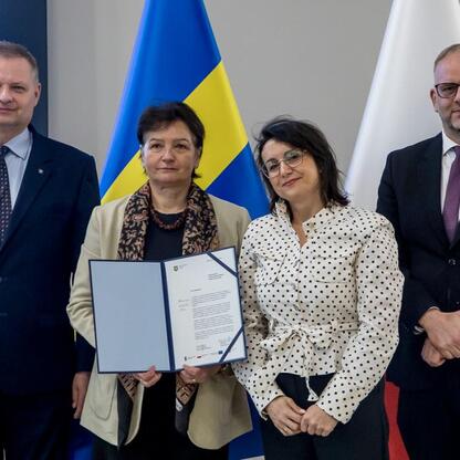 Członkowie Zarządu Województwa Śląskiego podczas ceremonii wręczenia certyfikatów w ramach programu Rozwój Lokalny Kierowany przez Społeczność. (wygenerowano przez AI)