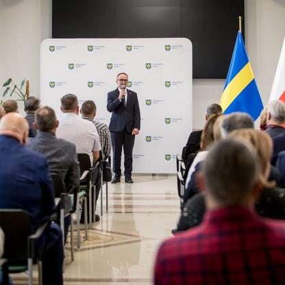 Grzegorz Boski, wicemarszałek Województwa Śląskiego, przemawia na konferencji o wsparciu rodzinnych ogrodów działkowych. (wygenerowano przez AI)