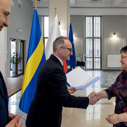 Wicemarszałek Grzegorz Boski wręcza dokumenty działkom, wspierając modernizację ogrodów województwa śląskiego. (wygenerowano przez AI)