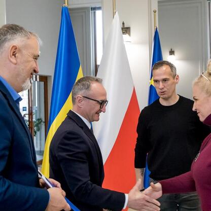 Grzegorz Boski, wicemarszałek Województwa Śląskiego, podczas ceremonii wręczenia finansowego wsparcia dla rodzinnych ogrodów działkowych. (wygenerowano przez AI)