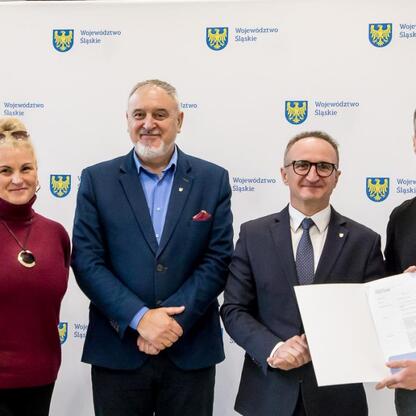Wicemarszałek Grzegorz Boski prezentuje finansowe wsparcie dla rodzinnych ogrodów działkowych województwa śląskiego. (wygenerowano przez AI)