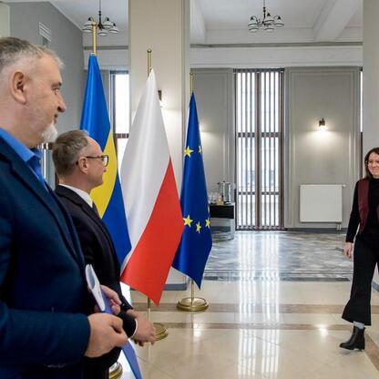 Wicemarszałek Grzegorz Boski wręcza dokumenty finansowe w ramach programu wsparcia rodzinnych ogrodów działkowych województwa śląskiego. (wygenerowano przez AI)