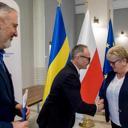 Grzegorz Boski, wicemarszałek Województwa Śląskiego, podczas ceremonii wręczenia dokumentów finansowych dla modernizacji rodzinnych ogrodów działkowych. (wygenerowano przez AI)