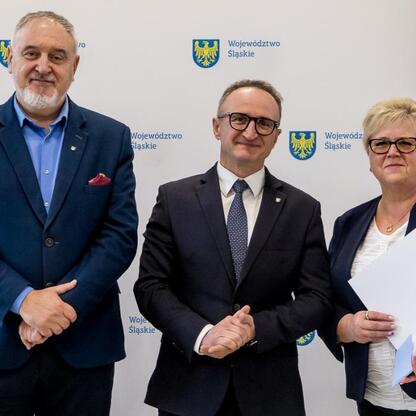 Wicemarszałek Grzegorz Boski prezentuje dokumenty, potwierdzające finansowe wsparcie dla modernizacji rodzinnych ogrodów działkowych województwa śląskiego. (wygenerowano przez AI)