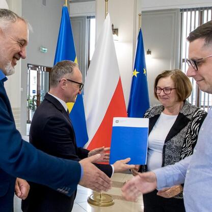 Grzegorz Boski, wicemarszałek Śląska, i Marek Bieniek, radny Sejmiku, prezentują dokumenty ROD programu. (wygenerowano przez AI)