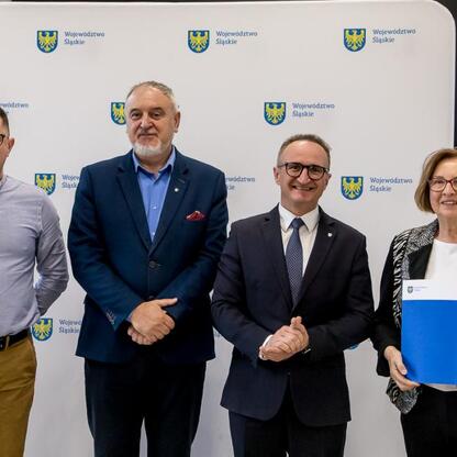 Grzegorz Boski, wicemarszałek Śląskiego, wręcza dokumenty z funduszy modernizacji rodzinnych ogrodów działkowych. (wygenerowano przez AI)