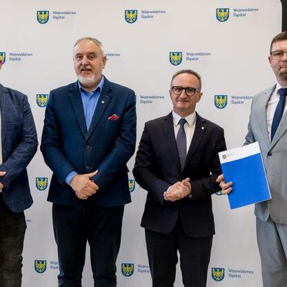 Grzegorz Boski, wicemarszałek Województwa Śląskiego, wręcza dokumenty z finansowym wsparciem dla rodzinnych ogrodów działkowych. (wygenerowano przez AI)