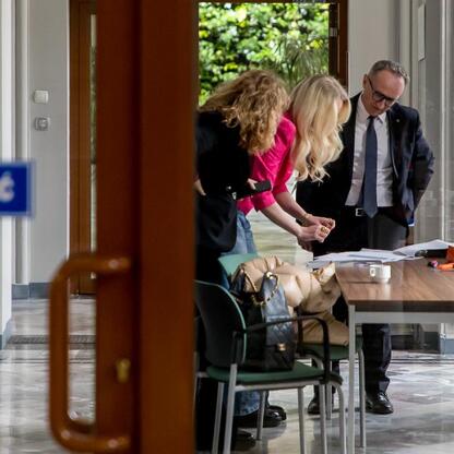 Wicemarszałek Grzegorz Boski prowadzi spotkanie z radnymi w eleganckim pomieszczeniu, omawiając finansowe wsparcie dla rodzinnych ogrodów działkowych. (wygenerowano przez AI)