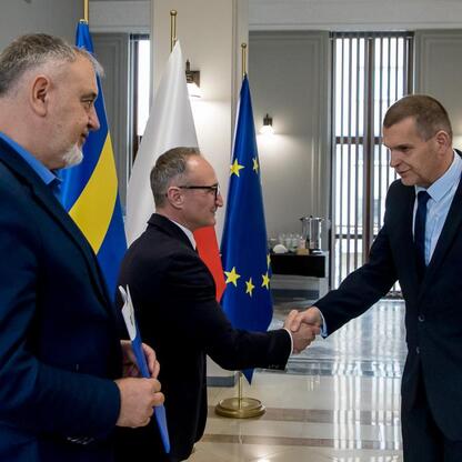 Grzegorz Boski, wicemarszałek Śląska, wręcza dokumenty działkom otrzymującym wsparcie finansowe dla modernizacji ogrodów. (wygenerowano przez AI)