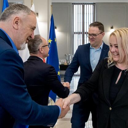 Wicemarszałek Grzegorz Boski i Marek Bieniek prezentują dokumenty w ramach programu wsparcia rodzinnych ogrodów działkowych województwa śląskiego. (wygenerowano przez AI)
