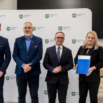 Wicemarszałek Grzegorz Boski wręcza dokumenty działkom z regionu Śląska. (wygenerowano przez AI)