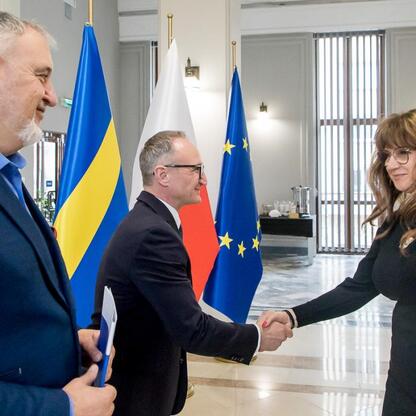 Grzegorz Boski, wicemarszałek Województwa Śląskiego, wręcza dokumenty finansowe działkom ROD w Silesia. (wygenerowano przez AI)