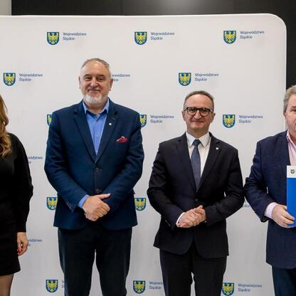 Wicemarszałek Grzegorz Boski wręcza dokumenty działkom, wspierając modernizację rodzinnych ogrodów działkowych. (wygenerowano przez AI)