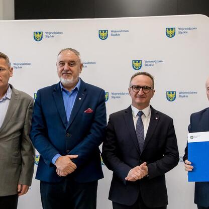 Grzegorz Boski, wicemarszałek Województwa Śląskiego, wraz z radnym Marekiem Bieniekiem prezentuje dokumenty wsparcia dla rolników w regionie. (wygenerowano przez AI)