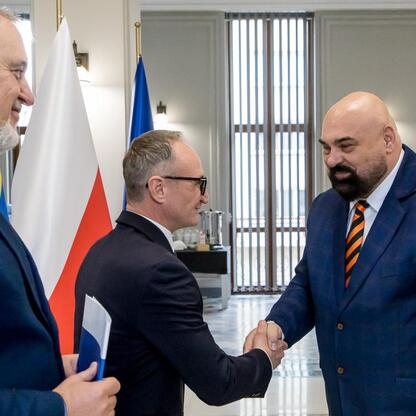 Grzegorz Boski, wicemarszałek Śląskiego, wręcza finansowe wsparcie dla rodzinnych ogrodów działkowych. (wygenerowano przez AI)