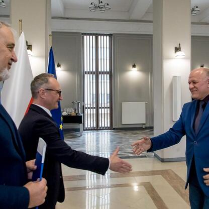 Wicemarszałek Grzegorz Boski i radny Marek Bieniek wręczają dokumenty działkom z finansowym wsparciem dla rodzinnych ogrodów działkowych w Śląskim Voivodztwie. (wygenerowano przez AI)