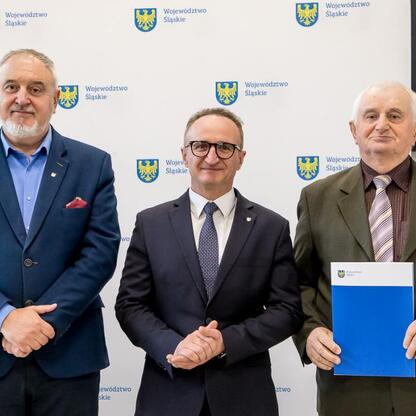 Grzegorz Boski, wicemarszałek Województwa Śląskiego, prezentuje dokumenty finansowe z wizytą w rolników. (wygenerowano przez AI)
