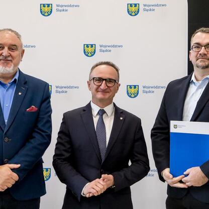 Grzegorz Boski, wicemarszałek Województwa Śląskiego, wręcza dokumenty na modernizację rodzinnych ogrodów działkowych. (wygenerowano przez AI)