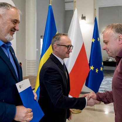 Grzegorz Boski, wicemarszałek Województwa Śląskiego, wręcza dokumenty z finansowym wsparciem dla modernizacji rodzinnych ogrodów działkowych. (wygenerowano przez AI)