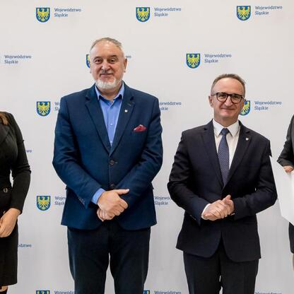 Wicemarszałek Grzegorz Boski wręcza dokumenty działkom z Rodzinnych Ogrodów Działkowych województwa śląskiego. (wygenerowano przez AI)