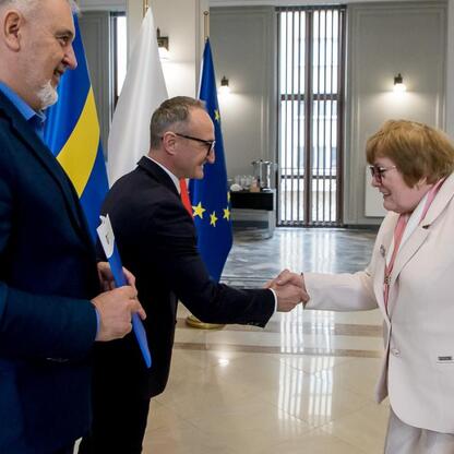 Grzegorz Boski, wicemarszałek Województwa Śląskiego, wita działkowców podczas ceremonii wręczenia finansowego wsparcia na modernizację rodzinnych ogrodów działkowych. (wygenerowano przez AI)