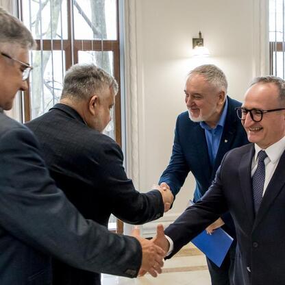 Wicemarszałek Województwa Śląskiego Grzegorz Boski wręcza dokumenty działkom z Rodzinnych Ogrodów Działkowych, wspieranych finansowo przez województwo. (wygenerowano przez AI)
