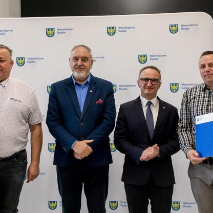 Grzegorz Boski, wicemarszałek Województwa Śląskiego, wręcza dokumenty z finansowym wsparciem dla rolników. (wygenerowano przez AI)