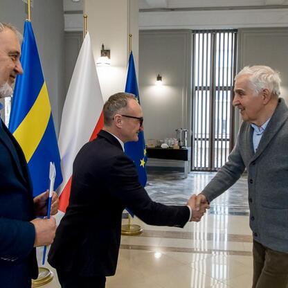 Grzegorz Boski, wicemarszałek Województwa Śląskiego, wręcza flagę Ukrainy podczas spotkania z działkowcami. (wygenerowano przez AI)