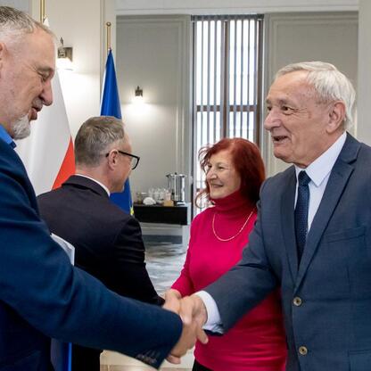 Wicemarszałek Grzegorz Boski i radny Marek Bieniek wręczają dokumenty potwierdzające finansowe wsparcie dla rodzinnych ogrodów działkowych województwa śląskiego. (wygenerowano przez AI)