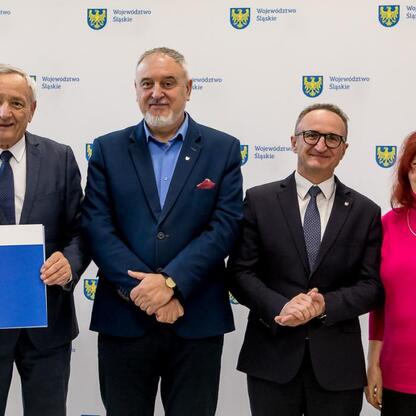 Grzegorz Boski, wicemarszałek Śląska, wręcza dokumenty z finansowym wsparciem dla modernizacji rodzinnych ogrodów działkowych. (wygenerowano przez AI)