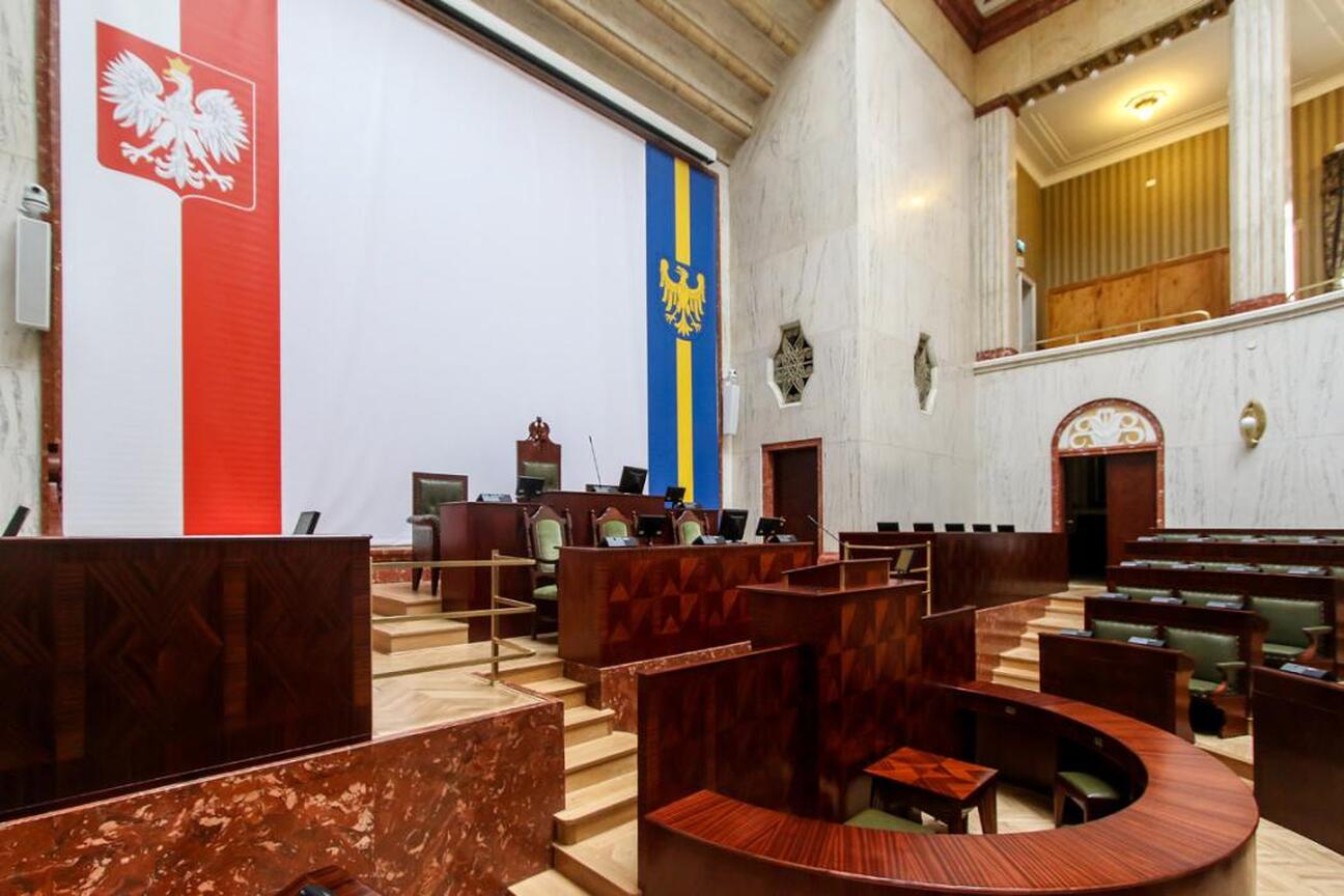 Wnętrze sali posiedzeń, gdzie zatwierdzono uchwały i ogłoszono konkursy na zadania publiczne. (wygenerowano przez AI)