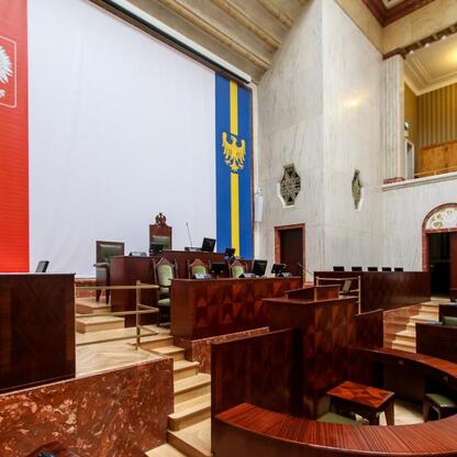 Wnętrze sali posiedzeń, gdzie zatwierdzono uchwały i ogłoszono konkursy na zadania publiczne. (wygenerowano przez AI)