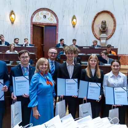 Wicemarszałek Grzegorz Boski zwraca się do uczestników Młodzieżowego Sejmiku Województwa Śląskiego. (wygenerowano przez AI)