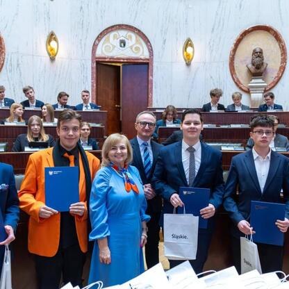 Wicemarszałek Grzegorz Boski z wizytą w Śląskim Młodzieżowym Sejmiku. (wygenerowano przez AI)