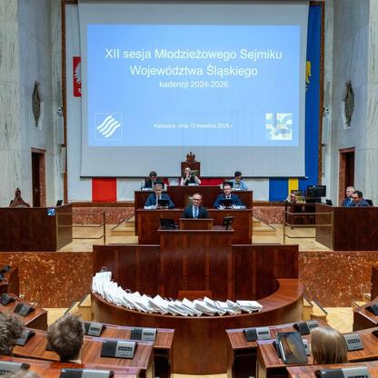 Wizytacja XII sesji Młodzieżowego Sejmiku Województwa Śląskiego w Katowicach. (wygenerowano przez AI)