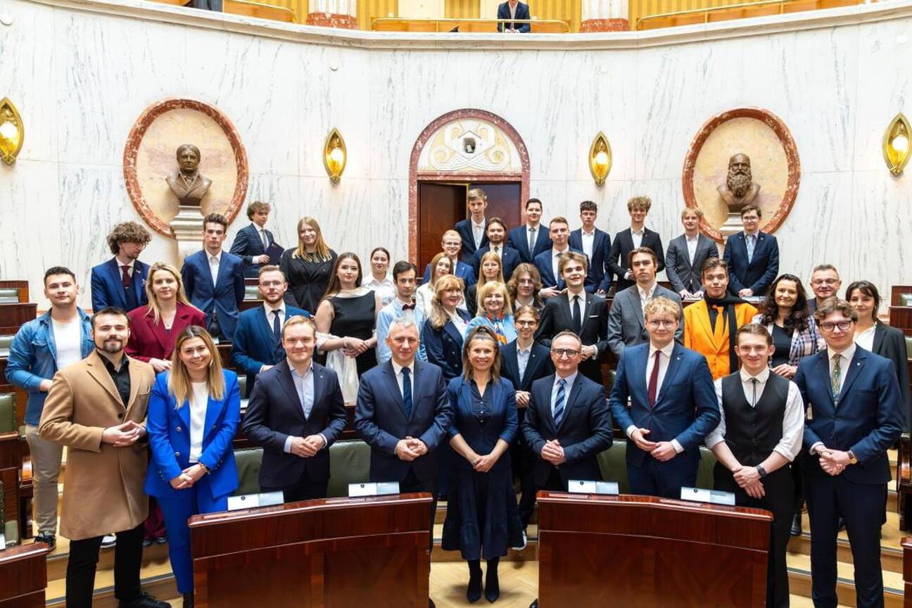 Grzegorz Boski, wicemarszałek Województwa Śląskiego, uczestniczy w uroczystości z okazji zakończenia kadencji 2024-2026 Młodzieżowego Sejmiku Województwa Śląskiego. (wygenerowano przez AI)
