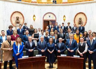 Grzegorz Boski, wicemarszałek Województwa Śląskiego, uczestniczy w uroczystości z okazji zakończenia kadencji 2024-2026 Młodzieżowego Sejmiku Województwa Śląskiego. (wygenerowano przez AI)