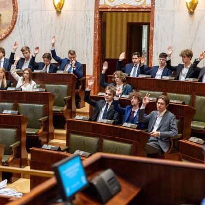 Ostatnia sesja Młodzieżowego Sejmiku Województwa Śląskiego, gdzie młodzi radni głosują i dyskutują o przyszłości regionu. (wygenerowano przez AI)